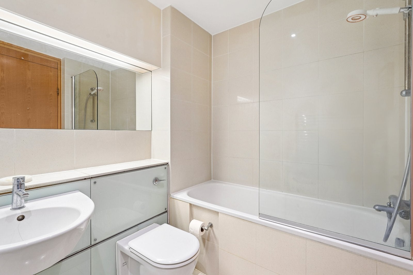 Flat Albert Embankment in Greater London