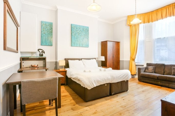 Flat Castletown Road in Greater London