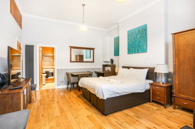 Flat Castletown Road in Greater London