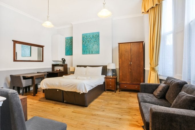 Flat Castletown Road in Greater London