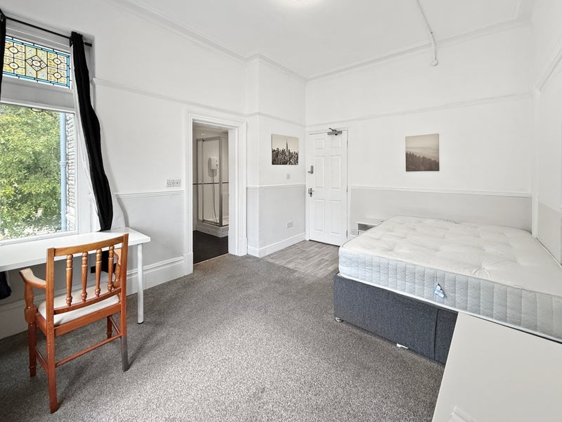 Room Cathedral Road in Cardiff