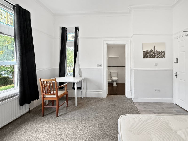 Room Cathedral Road in Cardiff