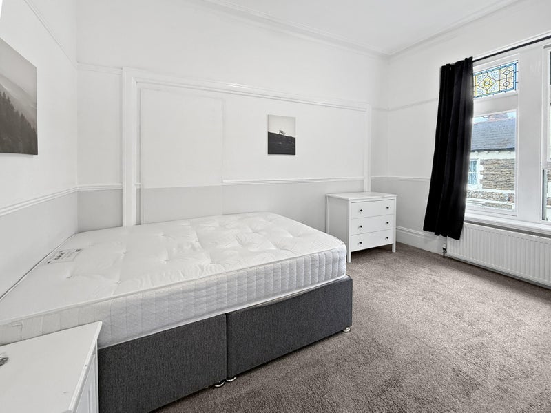 Room Cathedral Road in Cardiff