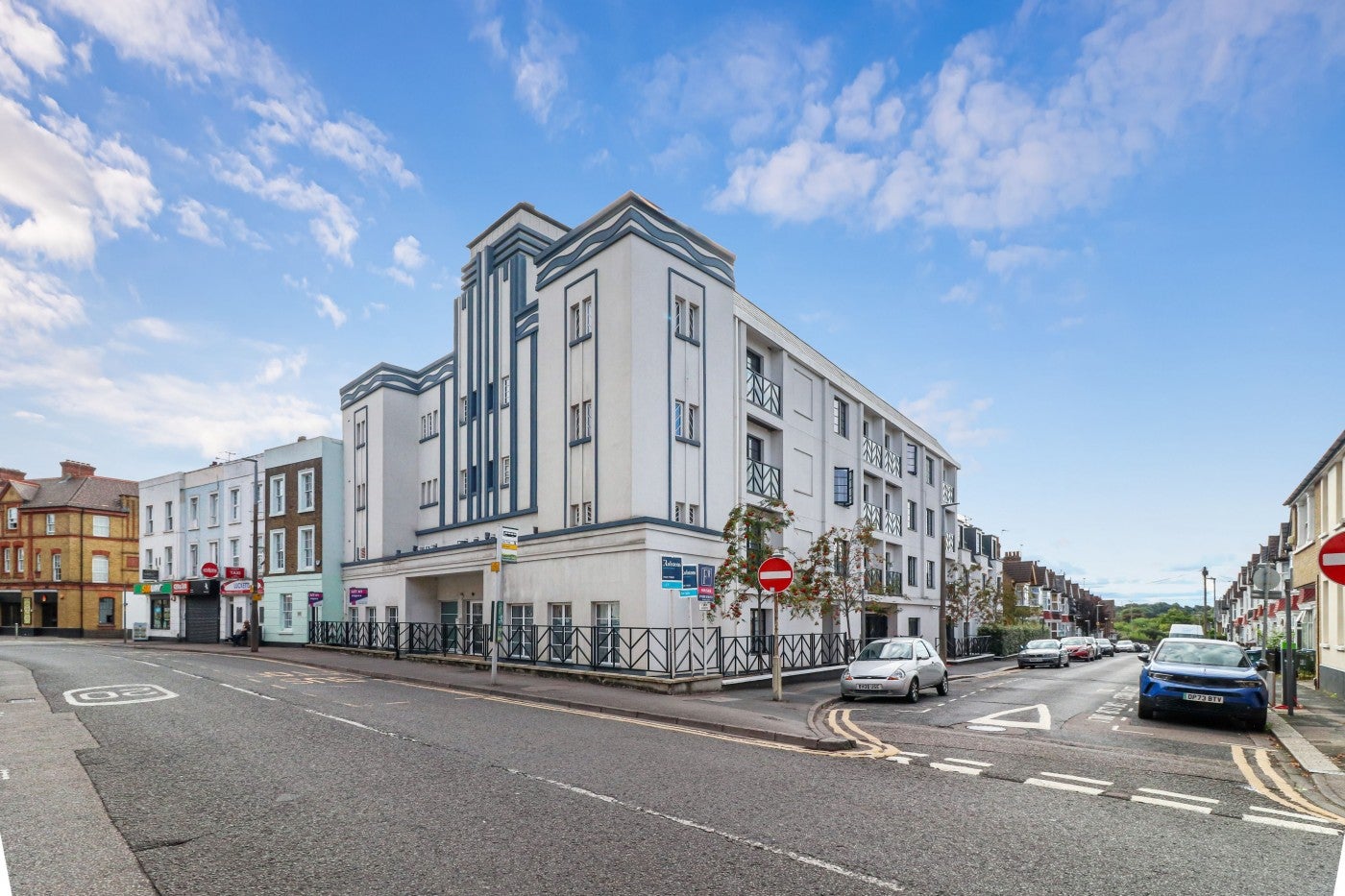 Flat The Crescent in Watford