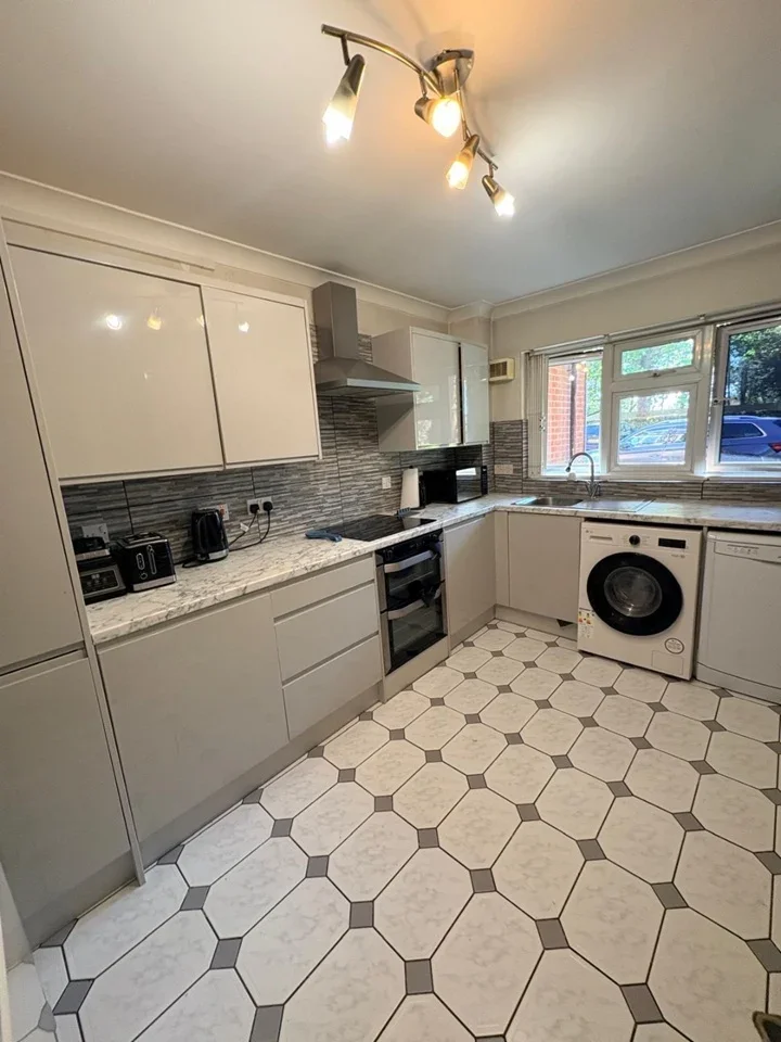 Flat Carew Road in Greater London