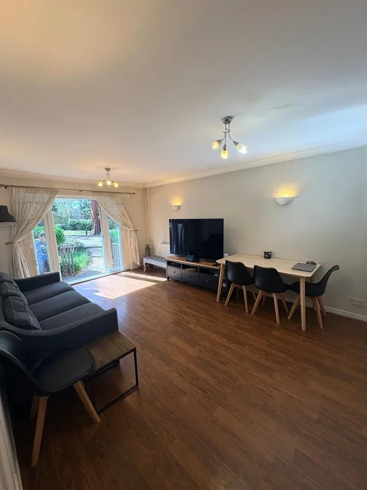 Flat Carew Road in Greater London