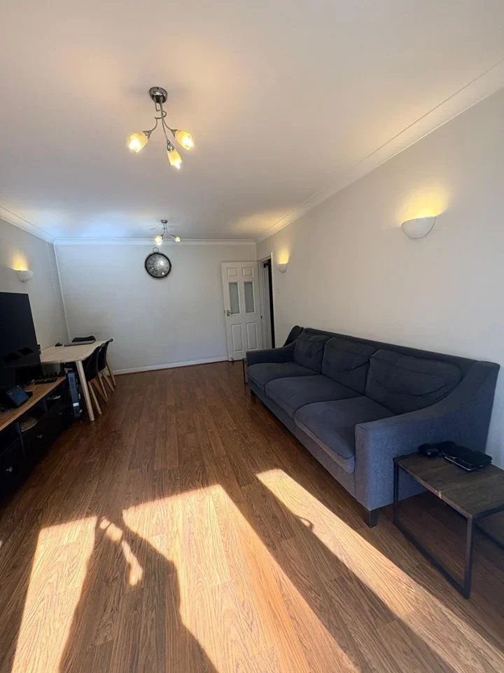 Flat Carew Road in Greater London
