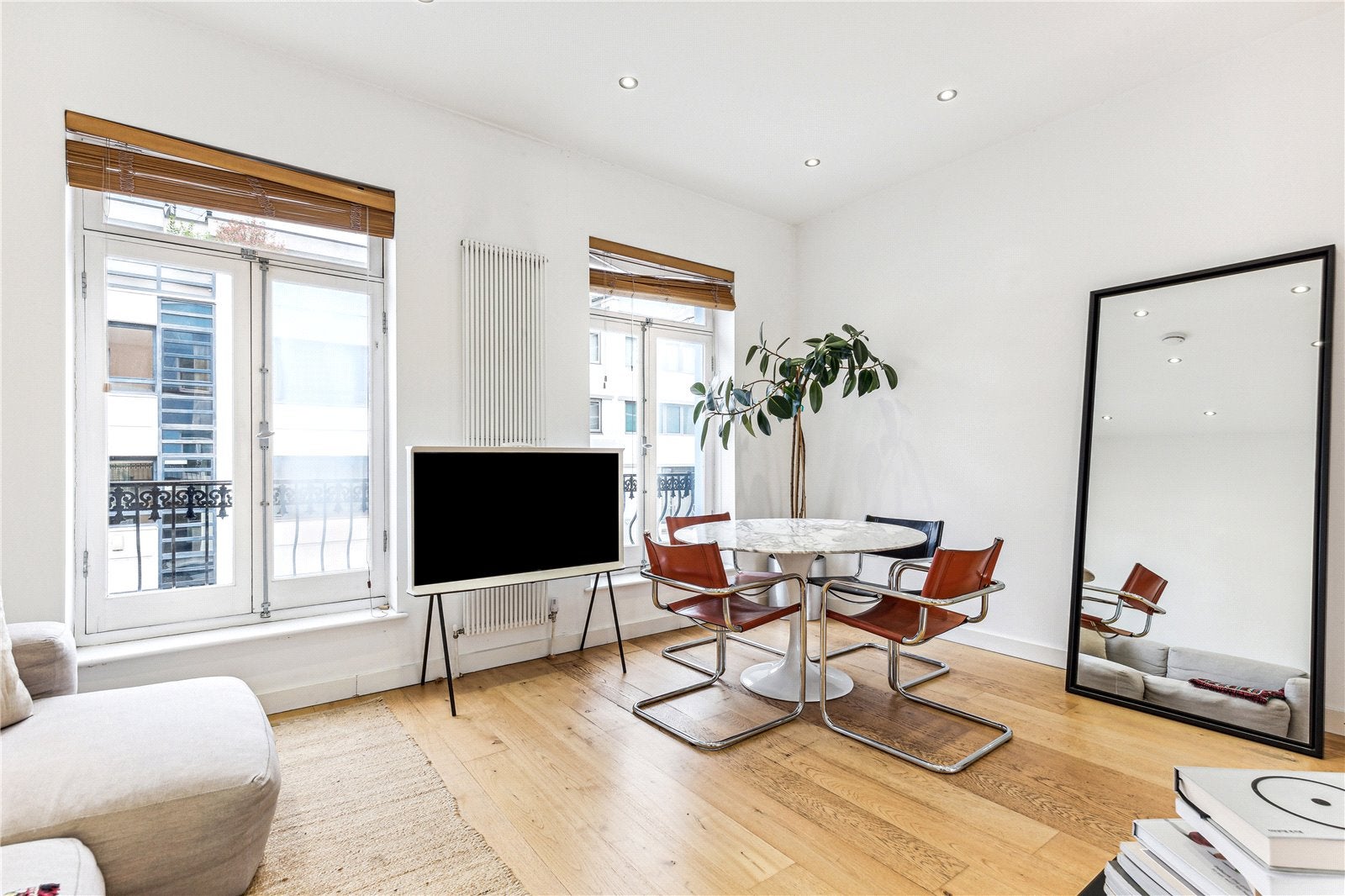 Flat Clarendon Road in Greater London