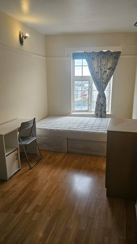 Room Finchley Road in Greater London