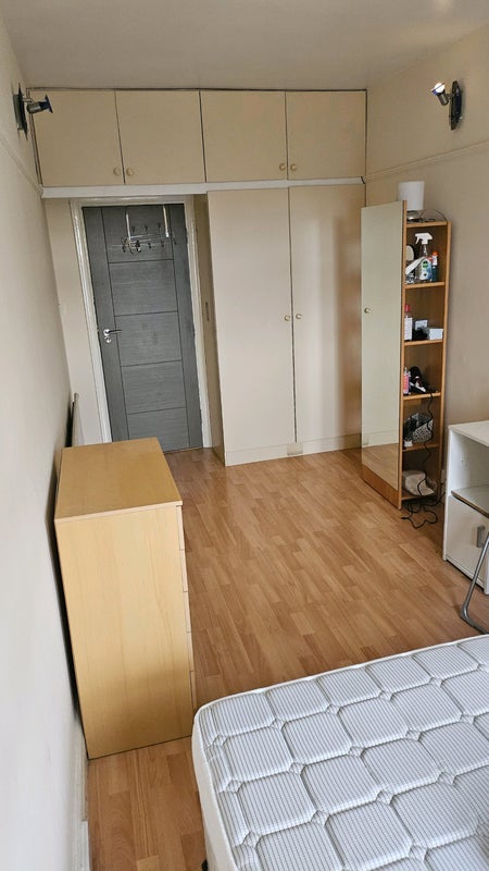 Room Finchley Road in Greater London