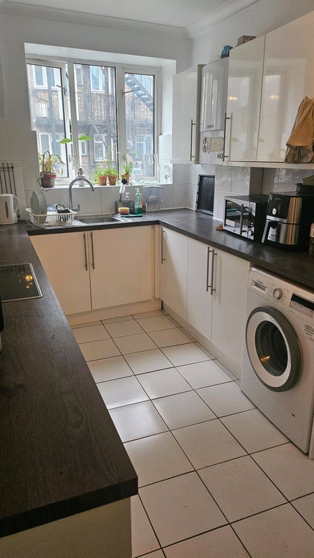 Room Finchley Road in Greater London