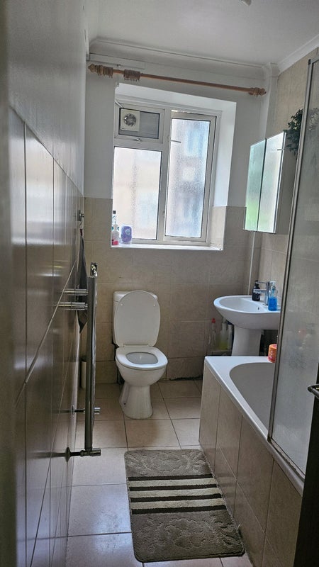 Room Finchley Road in Greater London