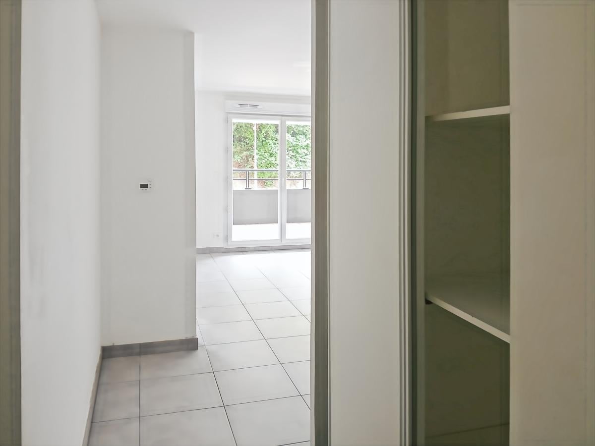 Flat Avenue Jean Aicard in Saint-Laurent-du-Var