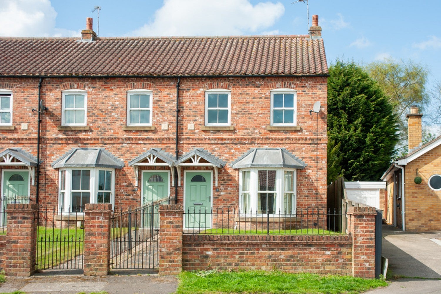 House White Horse Close in Huntington