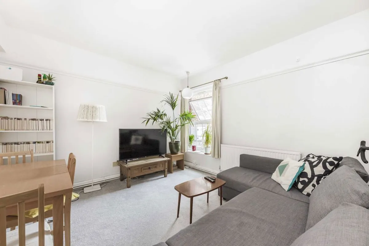 Flat Streatham High Road in Greater London