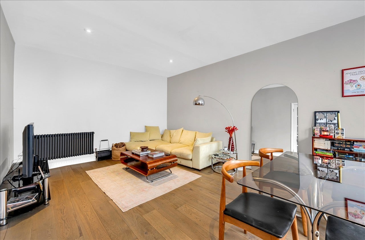 Flat Sinclair Road in Greater London