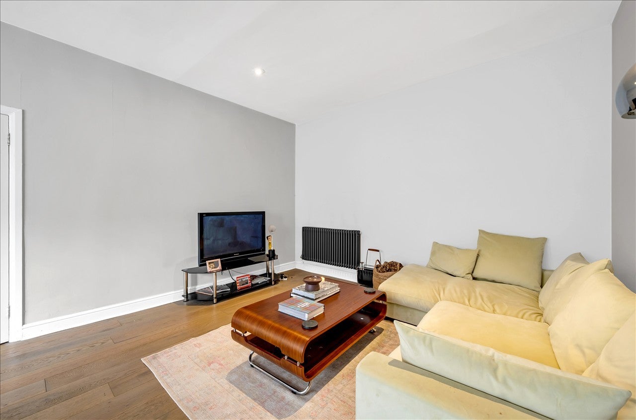 Flat Sinclair Road in Greater London