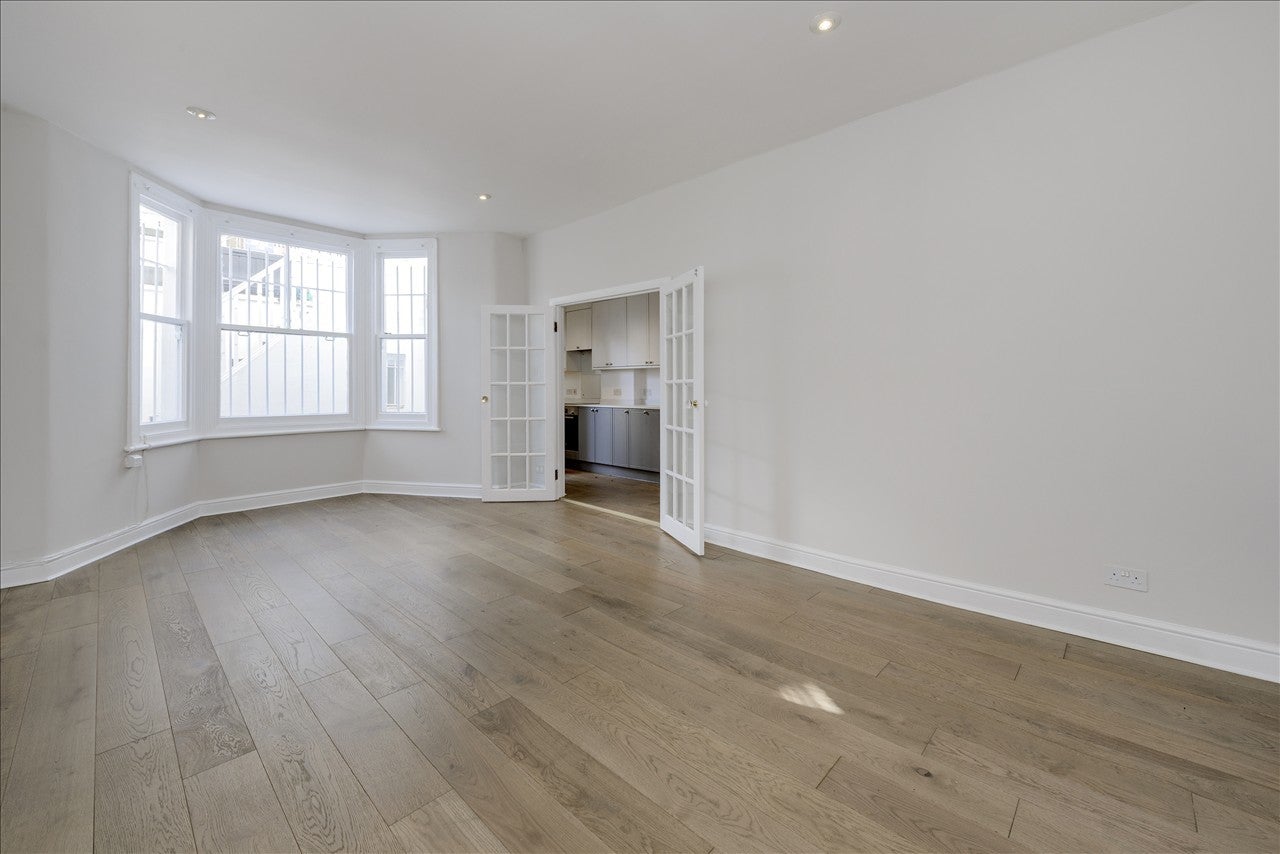 Flat Sinclair Road in Greater London
