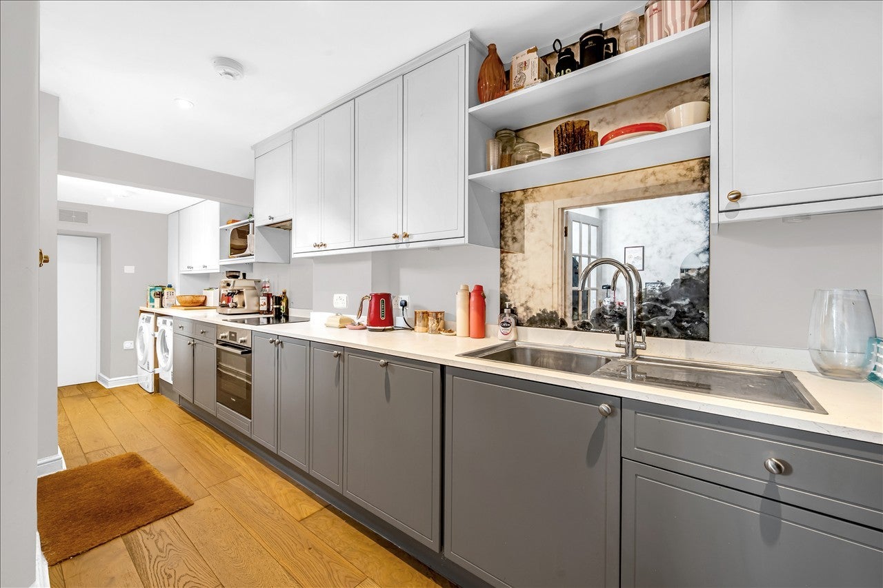Flat Sinclair Road in Greater London