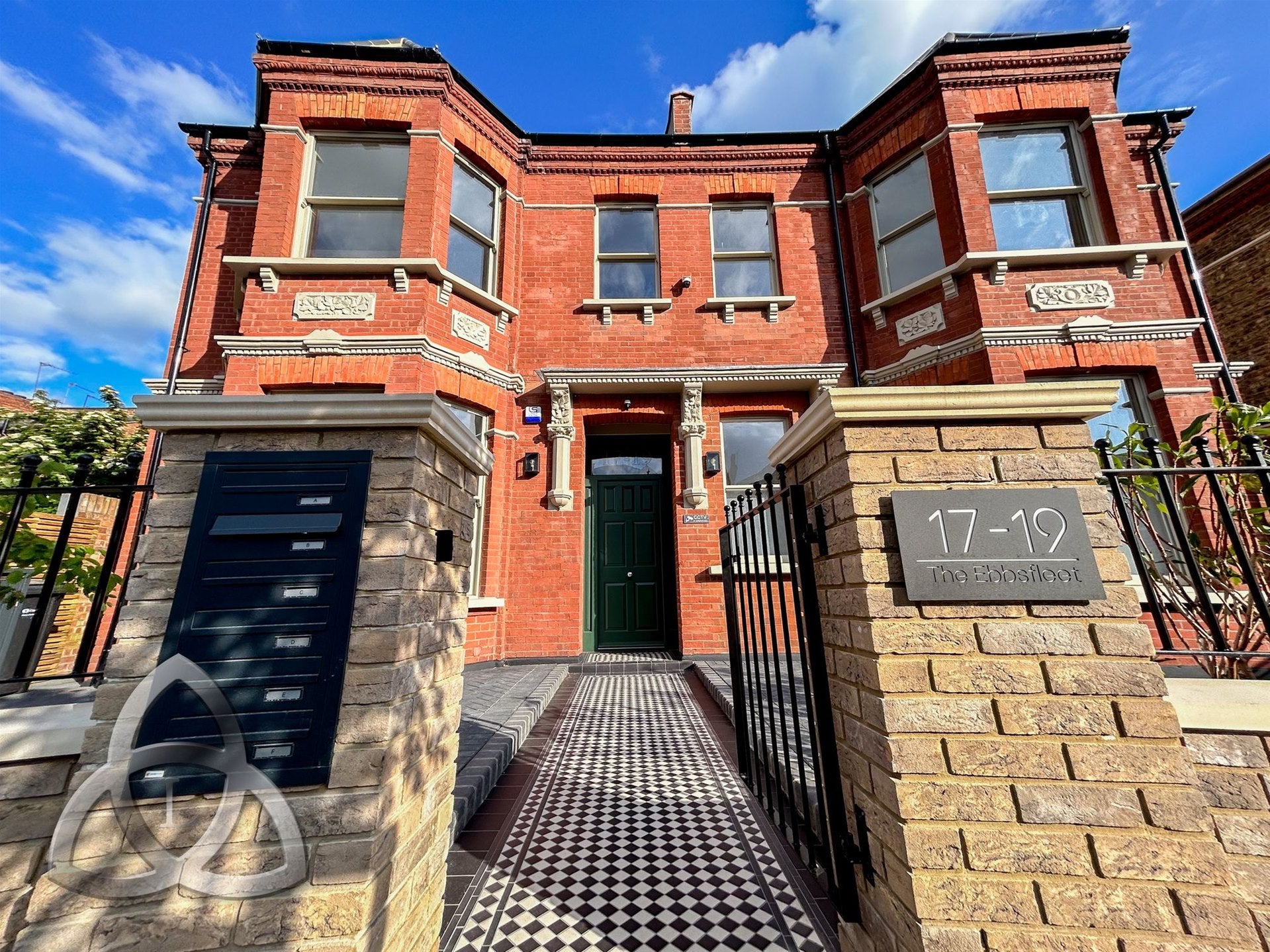 Flat Ebbsfleet Road in Greater London