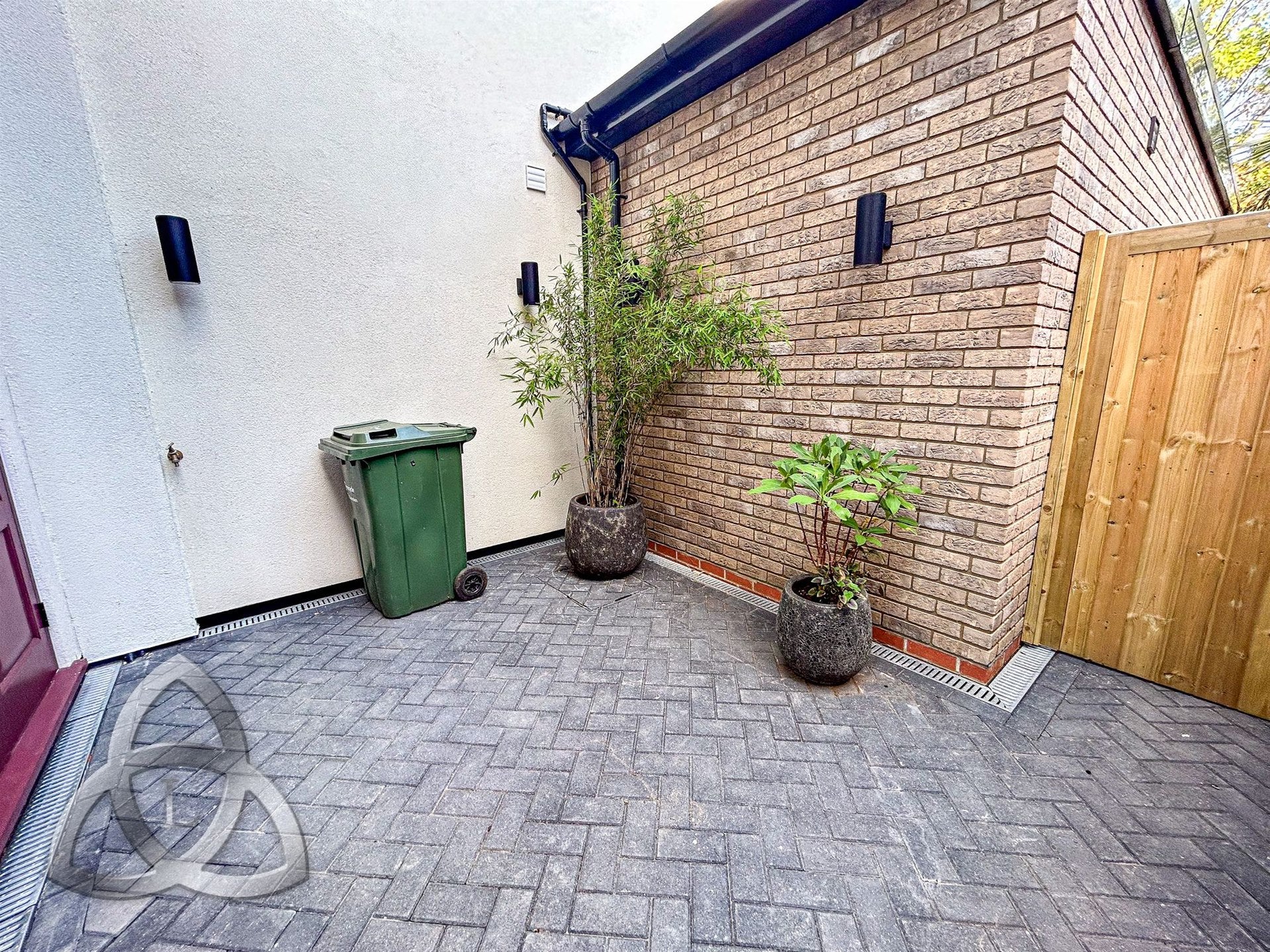 Flat Ebbsfleet Road in Greater London