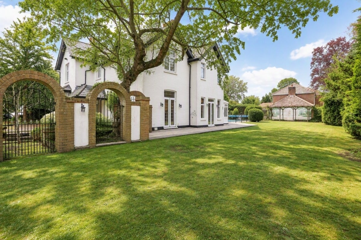 House Ashley Road in Elmbridge