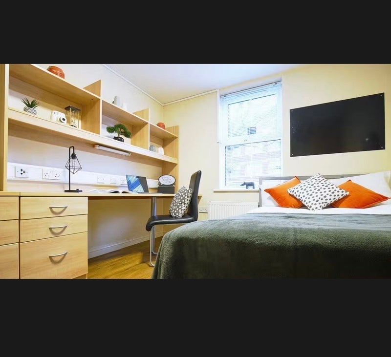 Room Oxney Road in Manchester