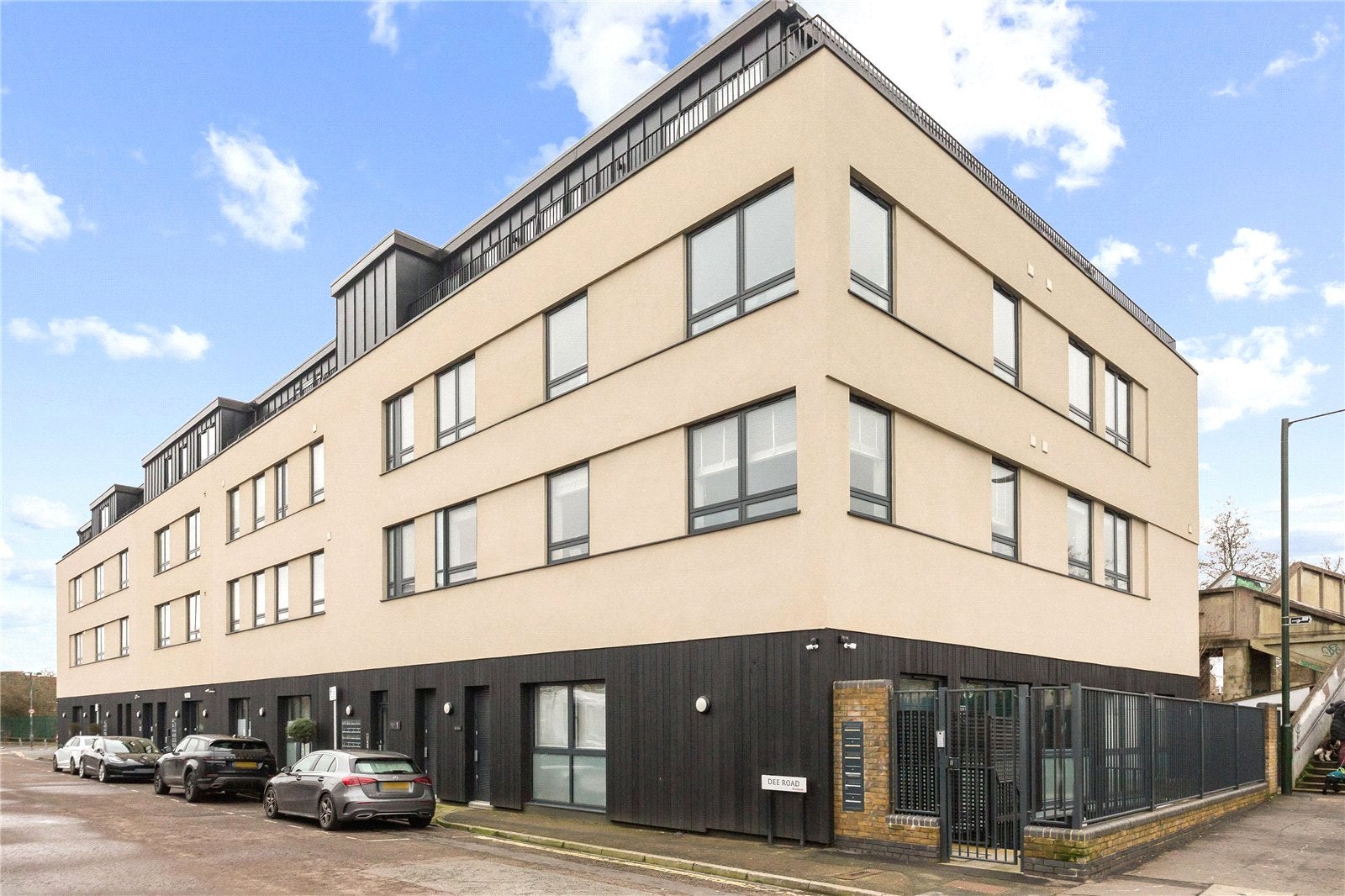 Flat Dee Road in Greater London