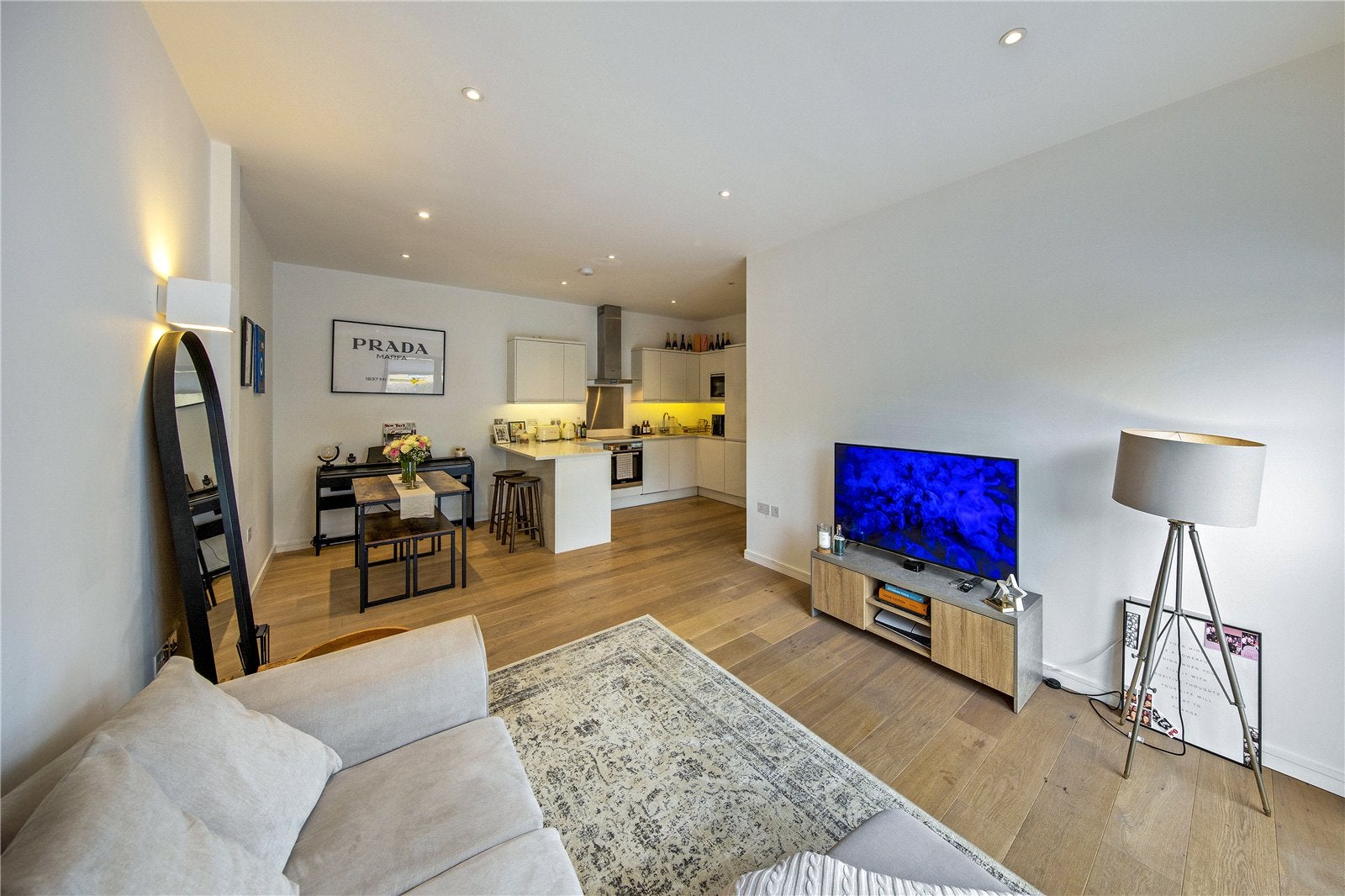 Flat Dee Road in Greater London