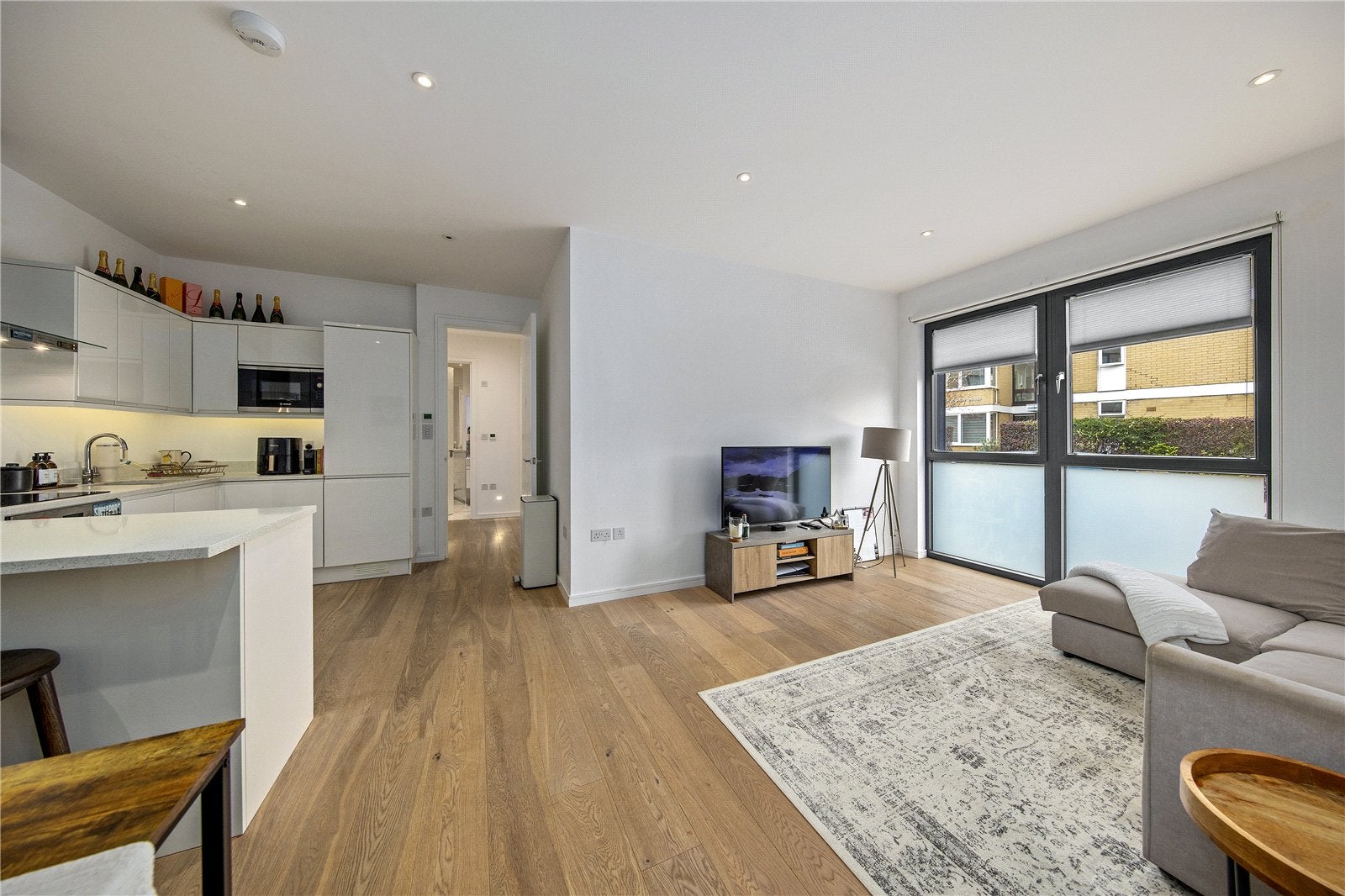 Flat Dee Road in Greater London