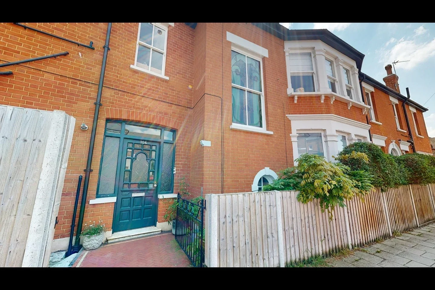 Flat Manor Park in Greater London