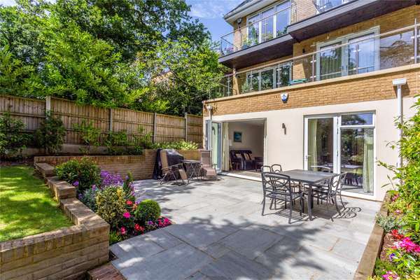 Flat Fringewood Close in Greater London