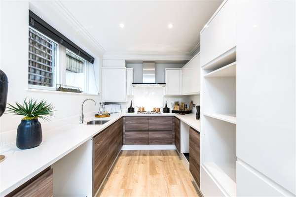 Flat Fringewood Close in Greater London