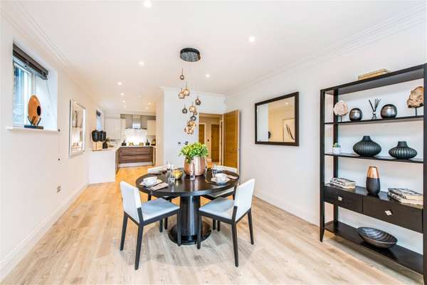 Flat Fringewood Close in Greater London