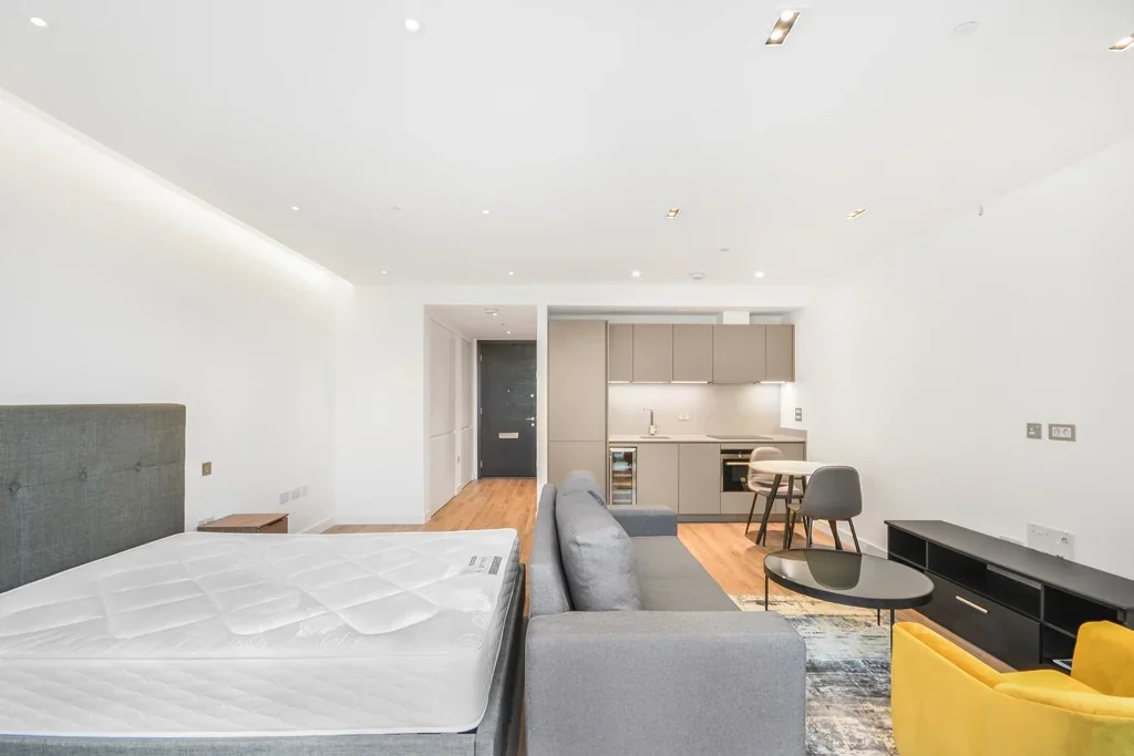 Flat Canter Way in Greater London
