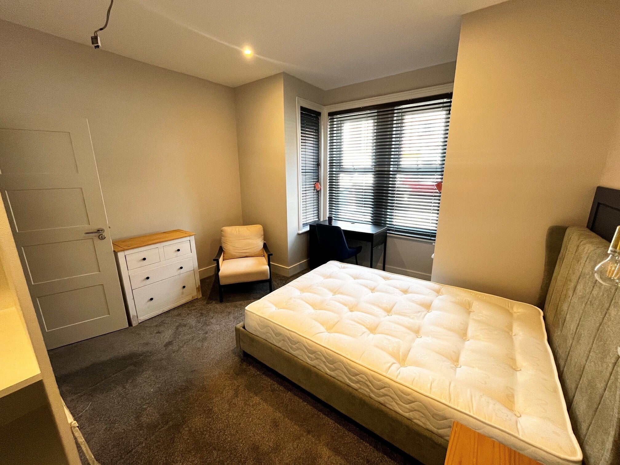 Room Ashley Road in Poole