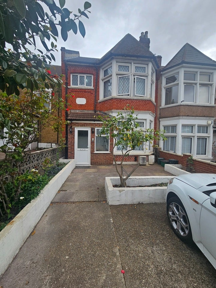 Flat Green Lanes in Greater London