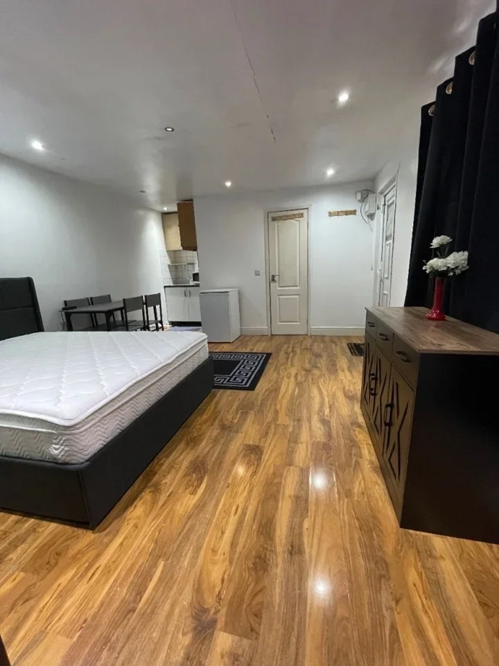 Flat Legrace Avenue in Greater London