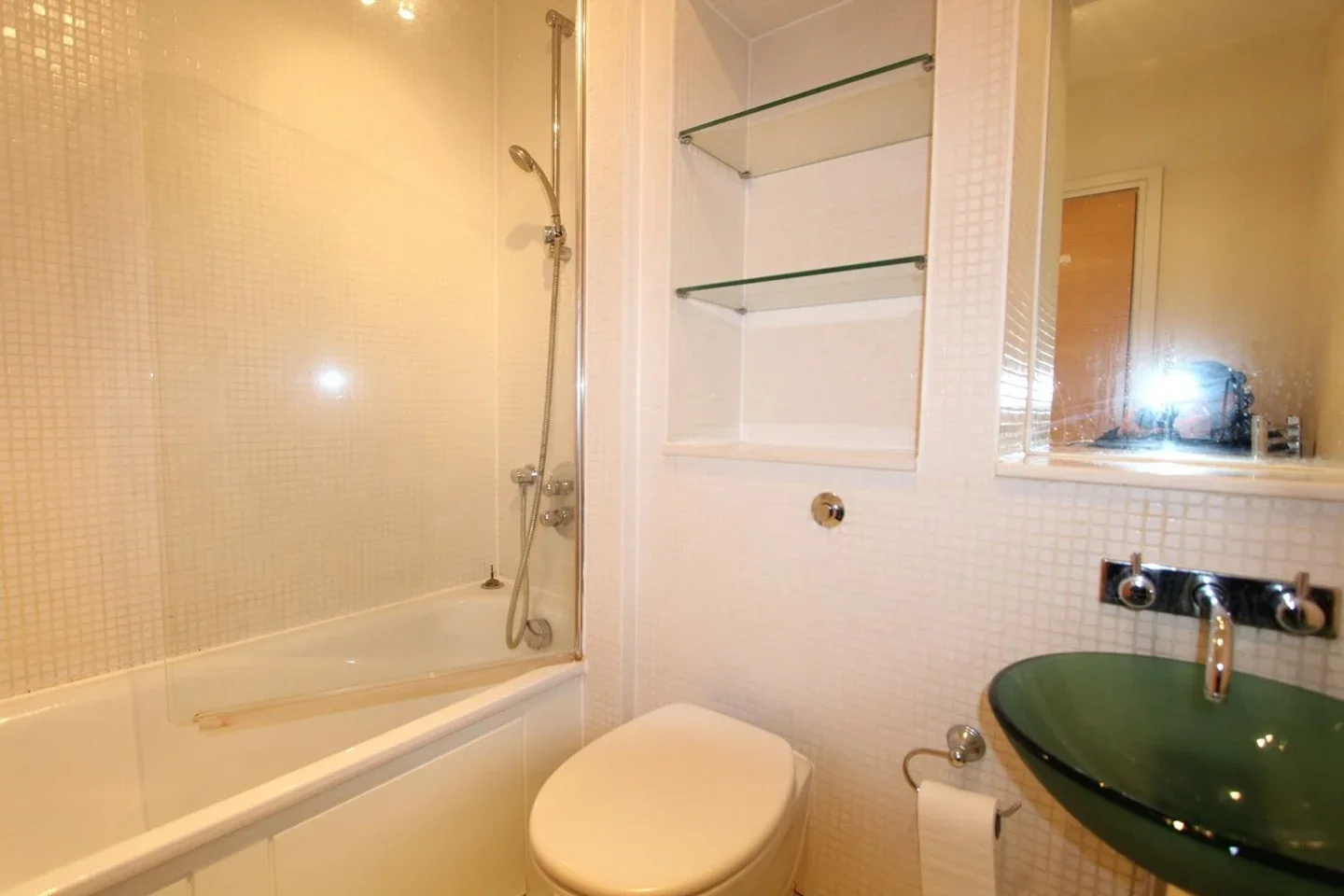 Room Royal Oak Yard in Greater London