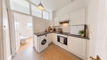 Flat Tisbury Road in Portslade by Sea