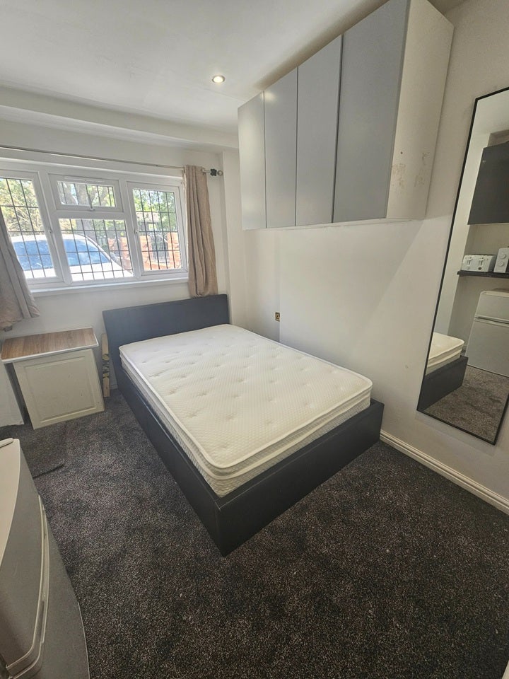 Flat Shooters Hill Road in Greater London