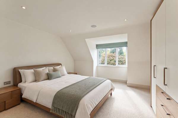 Flat Gower Road in Elmbridge