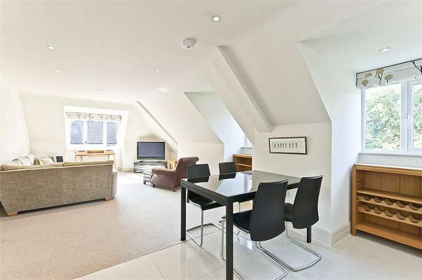 Flat Gower Road in Elmbridge