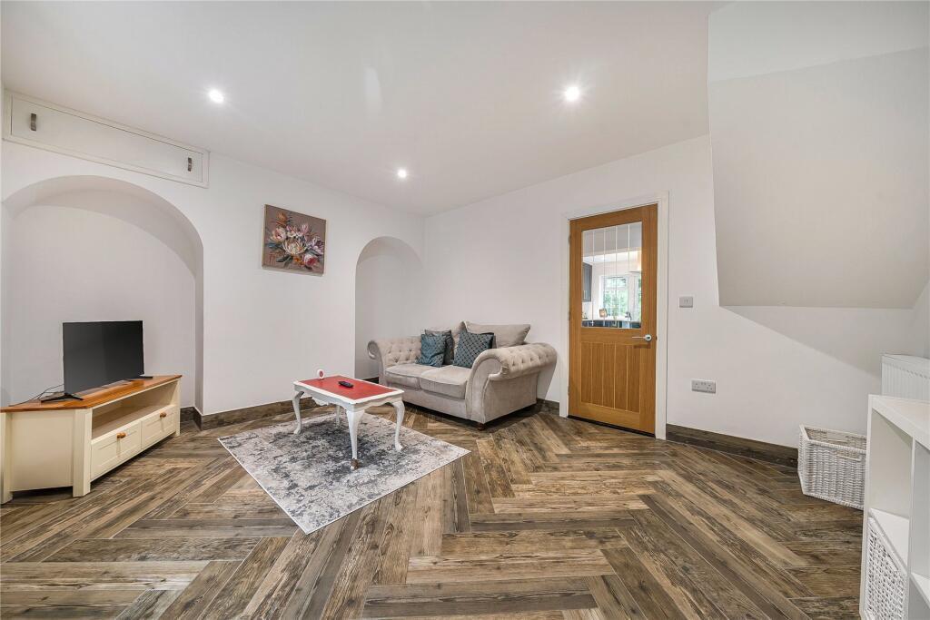 Flat Parkgate Road in Sevenoaks