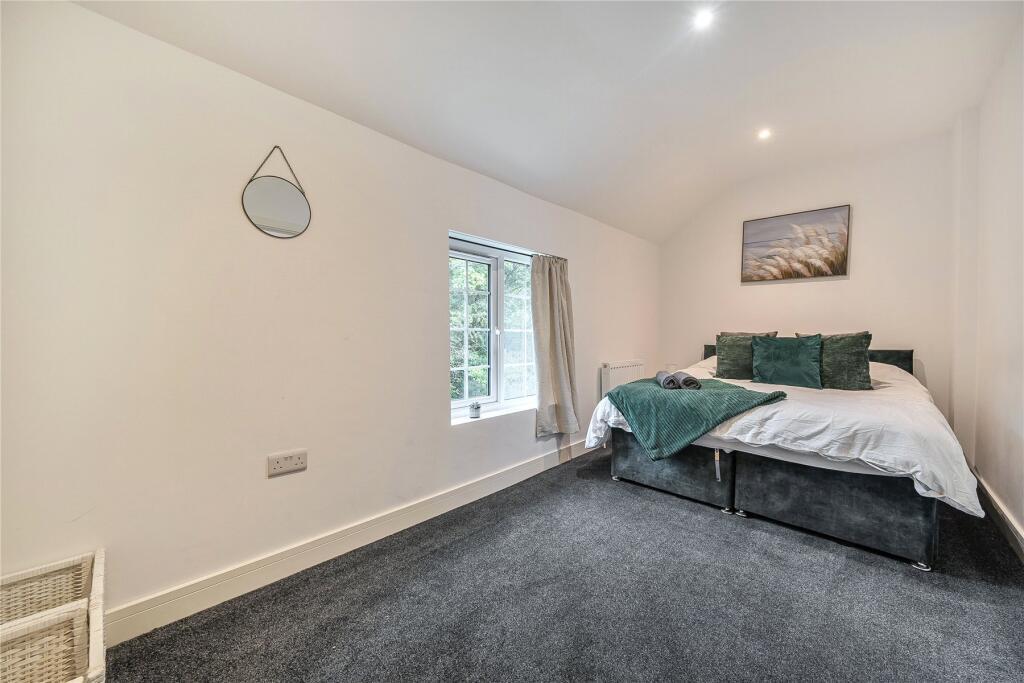 Flat Parkgate Road in Sevenoaks