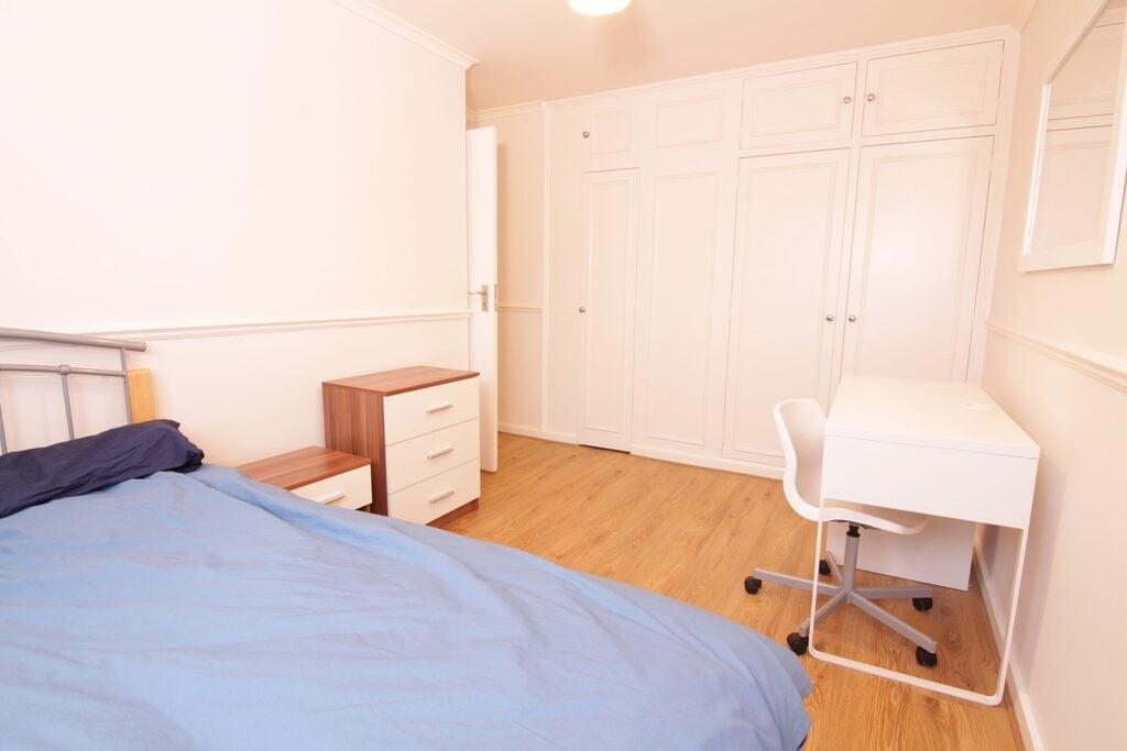 Room Ollerton Green in Greater London