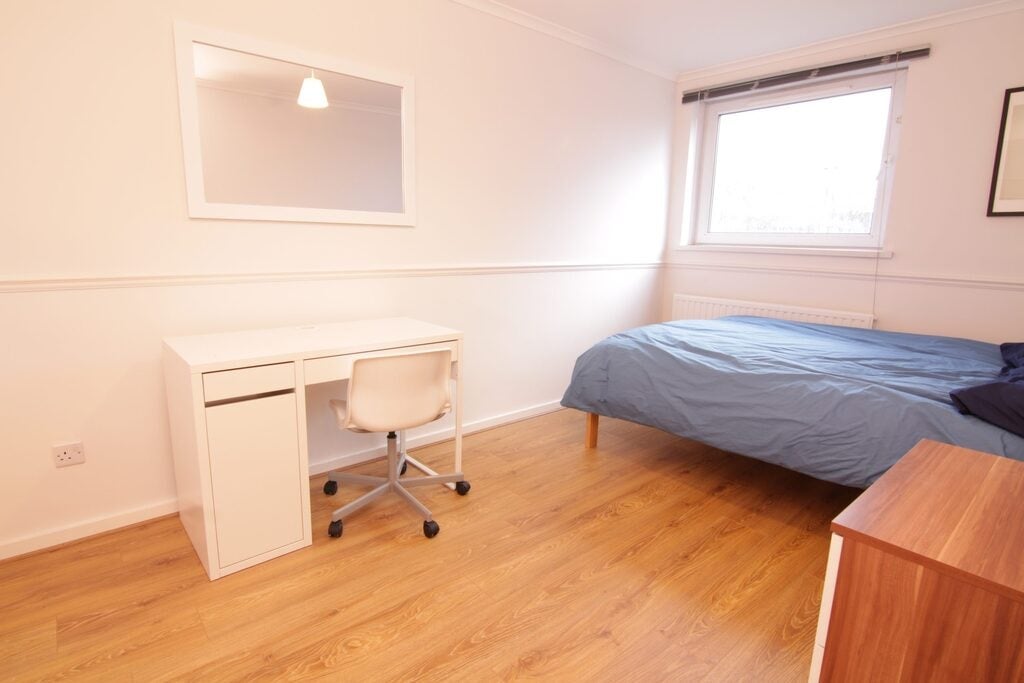 Room Ollerton Green in Greater London