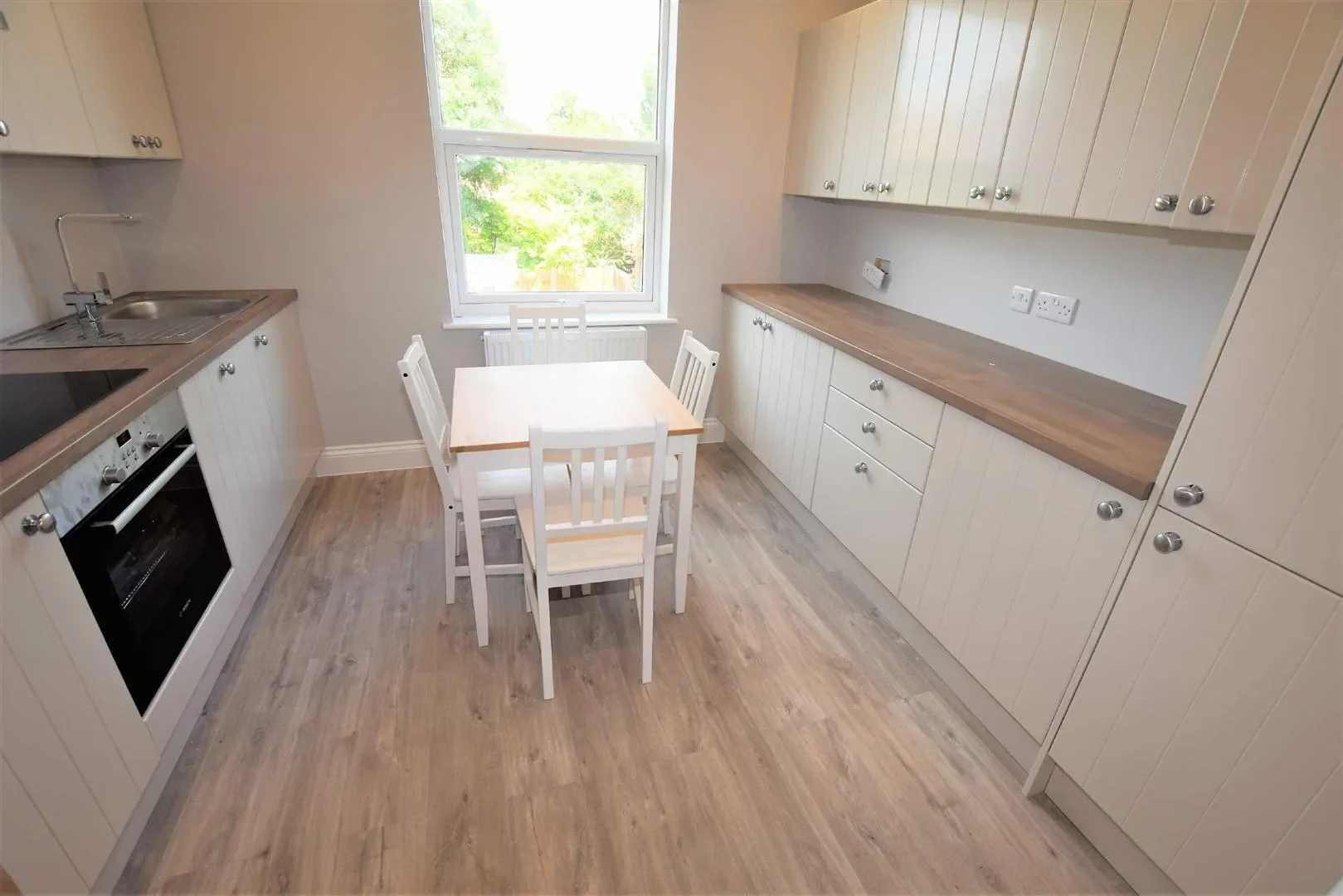 Room Montagu Road in Greater London