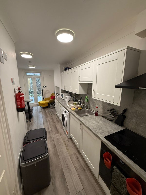Room Mysore Road in Greater London
