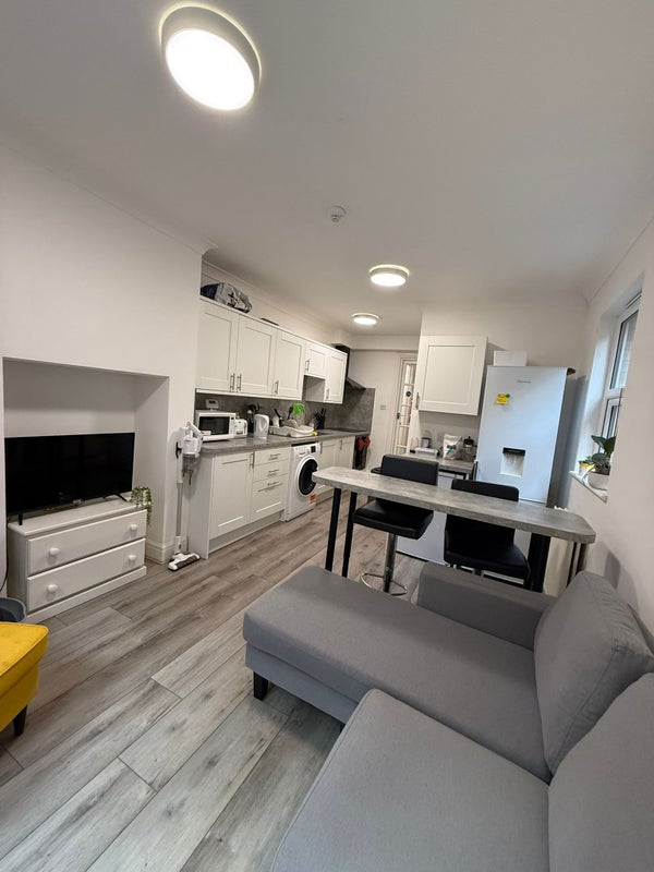 Room Mysore Road in Greater London